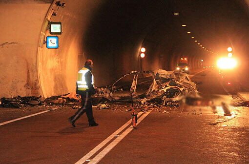 Drama im Lärchbergtunnel bei Lofer. Ein Münchner Ehepaar kam ums Leben. Die Bilder vom ausgebrannten Wrack des Autos.