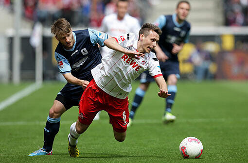 Kölns Adam Matuschyk (r) und Löwe Daniel Halfar versuchen, an den Ball zu kommen.