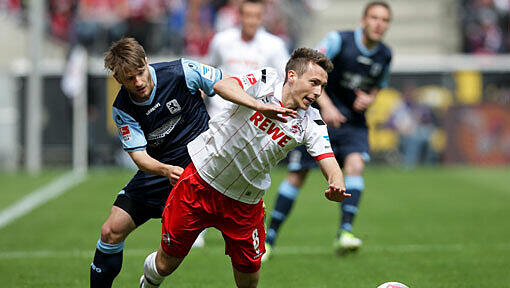 Kölns Adam Matuschyk (r) und Löwe Daniel Halfar versuchen, an den Ball zu kommen. Kölns Adam Matuschyk (r) und Löwe Daniel Halfar versuchen, an den Ball zu kommen.