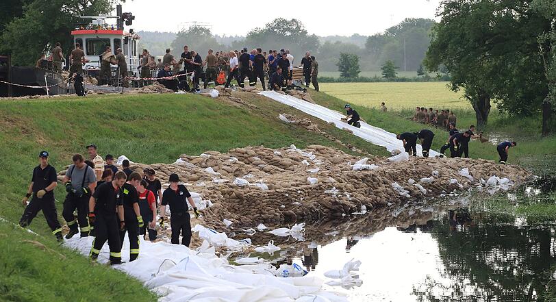 Bilder: Menschen in Nord- und Ostdeutschland kämpfen weiter gegen das Hochwasser