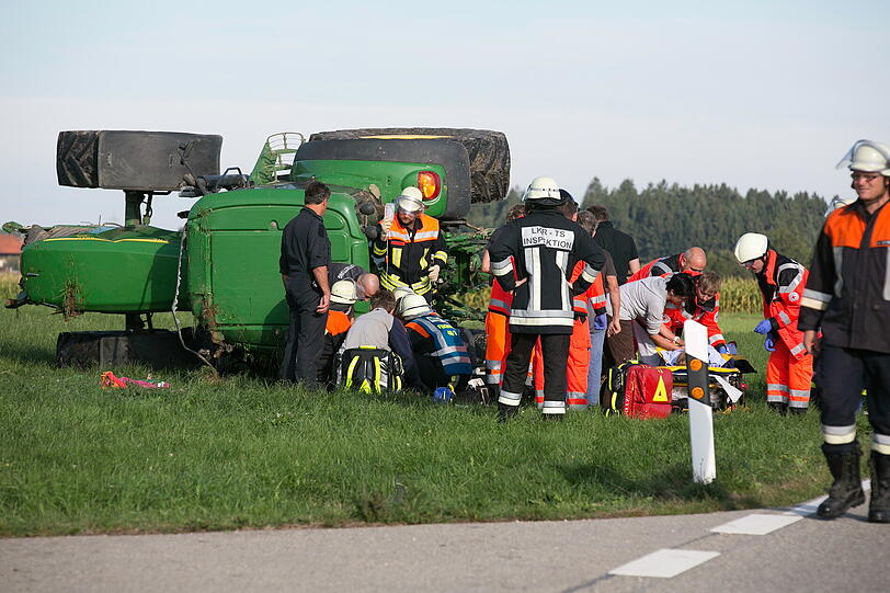 Bei Palling ist ein Traktor umgekippt: Ein Erwachsener und zwei Kinder saßen auf dem Bulldog. Ein Kind kam mit Helikopter in die Klinik. Die Bilder von der Bergung.