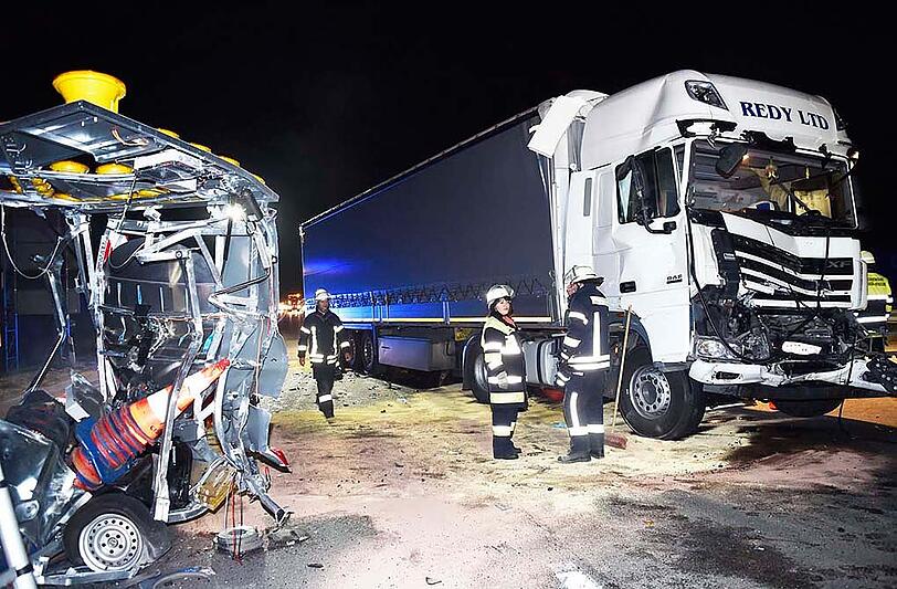 Rechts steht der Lkw mit der demolierten Front - links der völlig zerstörte Sicherungsanhänger der Autobahnmeisterei.