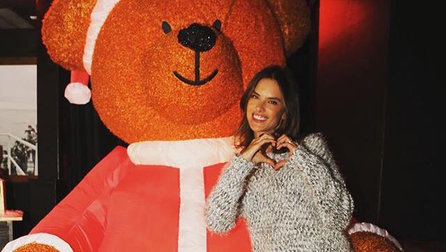 Herzig: „Victoria’s Secret“-Engelchen Alessandra Ambrosio posiert mit einem Christmas-Teddy in Riesengröße. Herzig: „Victoria’s Secret“-Engelchen Alessandra Ambrosio posiert mit einem Christmas-Teddy in Riesengröße.
