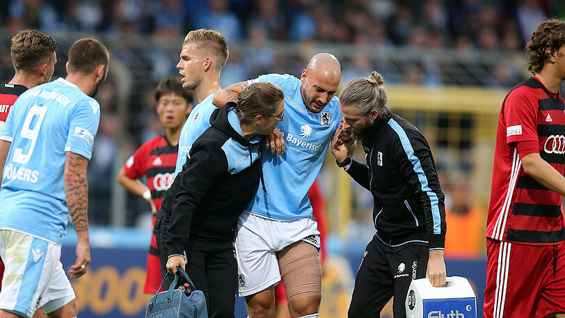 9. Spieltag: TSV 1860 München - FC Ingolstadt II 0:0. Erster personeller Rückschlag in der noch jungen Saison. Regisseur Gebhart (re.) verletzt sich schwer, zieht sich einen Muskelbündelriss und einen Sehnenanriss im Oberschenkel zu. Dabei hatte er sich gerade wieder mit Bierofka ausgesprochen. Auf dem Platz hakt es: Gegen die Schanzer gibt es die zweite Nullnummer in Folge. Torschützen: Fehlanzeige