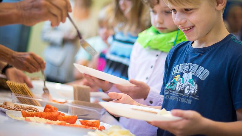 Die Bayernpartei fordert kostenloses Mittagessen für Grundschüler.