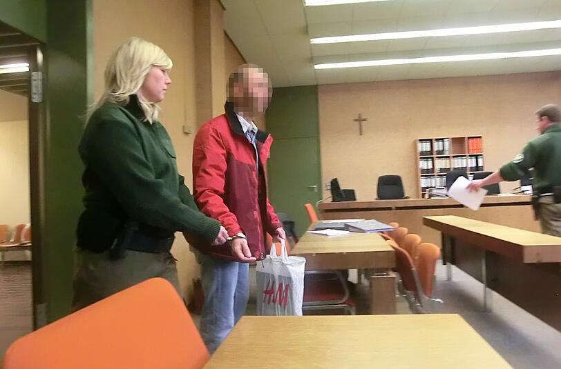 Aus der U-Haft vorgeführt: Sandro Z. steht wegen versuchten Mordes vor Gericht.