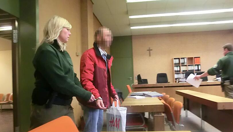 Aus der U-Haft vorgeführt: Sandro Z. steht wegen versuchten Mordes vor Gericht. Aus der U-Haft vorgeführt: Sandro Z. steht wegen versuchten Mordes vor Gericht.