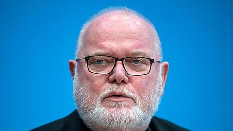 Kardinal Reinhard Marx, Erzbischof von München und Freising, schaut in die Runde. Foto: Bernd von Jutrczenka/dpa/Archivbild