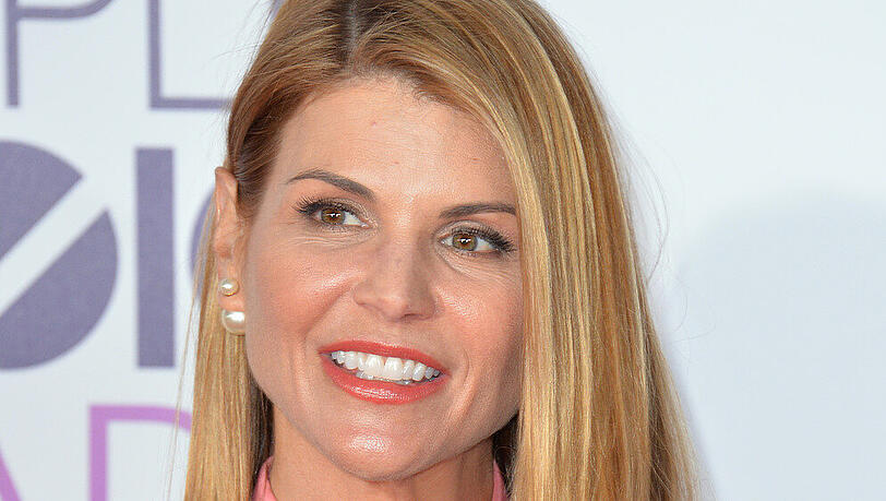 Schauspielerin Lori Loughlin muss zwei Monate im Gefängnis verbüßen. Schauspielerin Lori Loughlin muss zwei Monate im Gefängnis verbüßen.