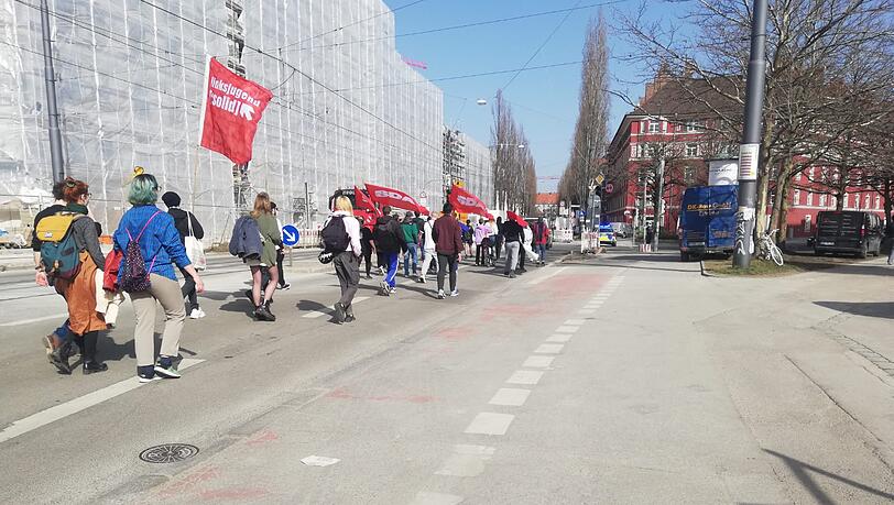 Rund 100 Teilnehmer waren am Freitag bei der Münchner Kundgebung im Rahmen des bundesweiten Aktionstages dabei. Rund 100 Teilnehmer waren am Freitag bei der Münchner Kundgebung im Rahmen des bundesweiten Aktionstages dabei.