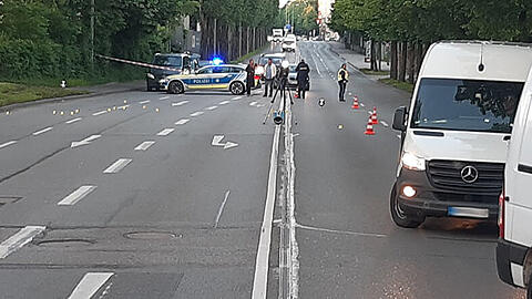 Der 29-jährige Porsche-Fahrer hatte sich einer Verkehrskontrolle entzogen und war auf
einen der Polizeibeamten frontal zugefahren. "In der Folge kam es zu einem Schusswaffengebrauch", so die Polizei.