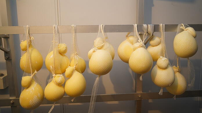 Der Caciocavallo-Käse reift traditionell an einer Schnur.