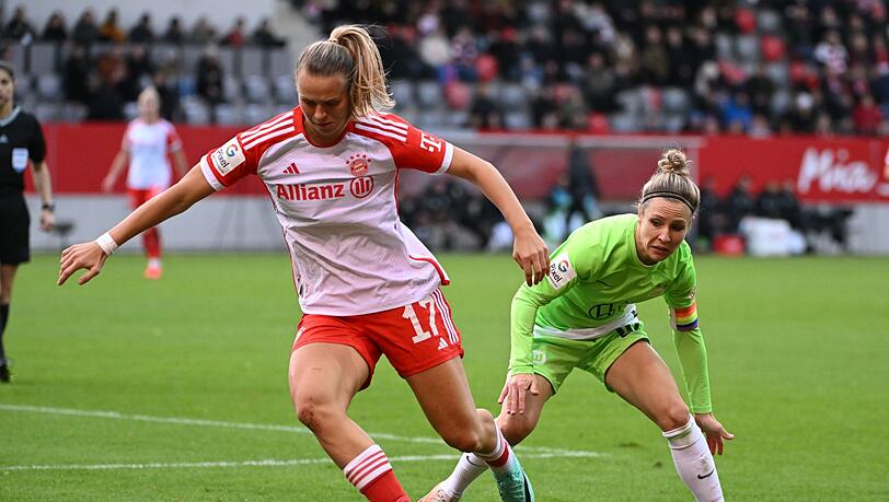 Bayerns Klara Bühl (l) kämpft mit Wolfsburgs Svenja Huth um den Ball.