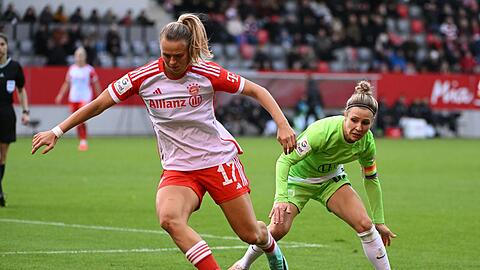 Bayerns Klara Bühl (l) kämpft mit Wolfsburgs Svenja Huth um den Ball.