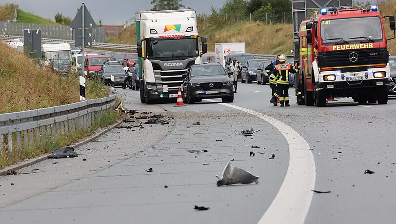 Die Fahrbahn war nach dem Unfall auf einer Länge von ca. 500 Metern verunreinigt. Die Fahrbahn war nach dem Unfall auf einer Länge von ca. 500 Metern verunreinigt.
