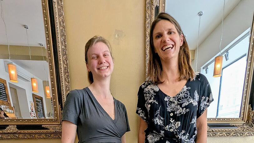 Laura Stertenbrink (links) und Melanie Rödel zeigen der AZ vorab in München die neue Kollektion.