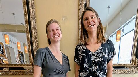 Laura Stertenbrink (links) und Melanie Rödel zeigen der AZ vorab in München die neue Kollektion.