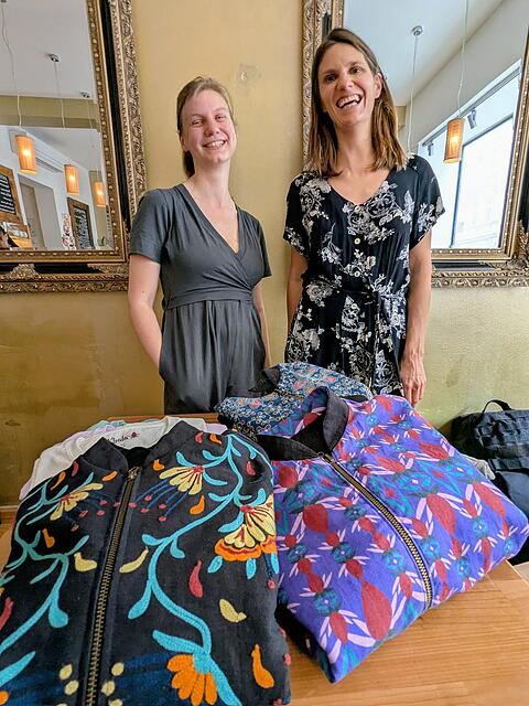 Laura Stertenbrink (links) und Melanie Rödel zeigen der AZ vorab in München die neue Kollektion.