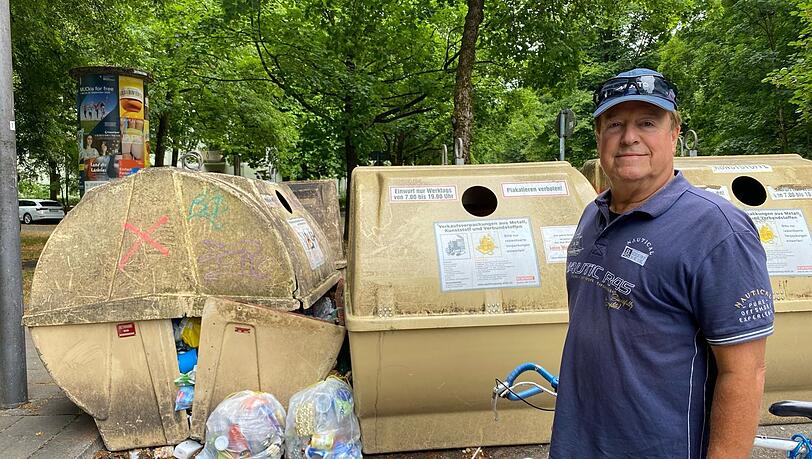 Der Sendlinger Rentner Harald D. (66) vor den Sammelcontainern der Wertstoffinsel am Dietramszeller Platz in Sendling. Einer der Container ist halb zerbrochen. Müllsäcke, Dosen und Glasscherben liegen herum. "Richtig verwahrlost schaut das aus", sagt Harald D., "dass die Stadt den Fleck so verkommen lässt, verstehe ich nicht."