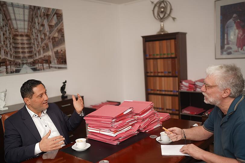 Der M&uuml;nchner Anwalt &Ouml;mer Sahinci in seinem B&uuml;ro, neben seinen Aktenbergen, im Gespr&auml;ch mit AZ-Gerichtsreporter John Schneider.