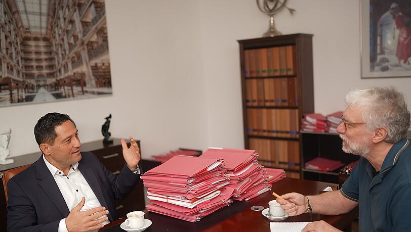 Der Münchner Anwalt Ömer Sahinci in seinem Büro, neben seinen Aktenbergen, im Gespräch mit AZ-Gerichtsreporter John Schneider. Der Münchner Anwalt Ömer Sahinci in seinem Büro, neben seinen Aktenbergen, im Gespräch mit AZ-Gerichtsreporter John Schneider.