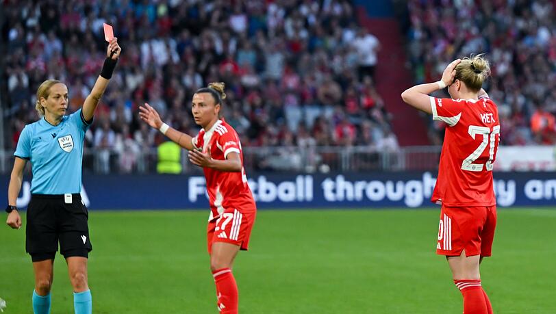 Franziska Kett sieht die rote Karte.