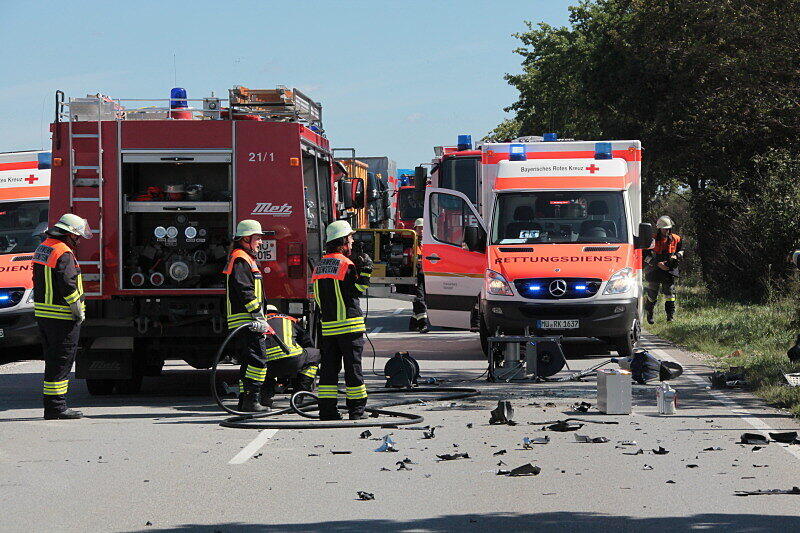 Polizeiwagen kracht in Betonmischer - Die Bilder vom schrecklichen Unfall