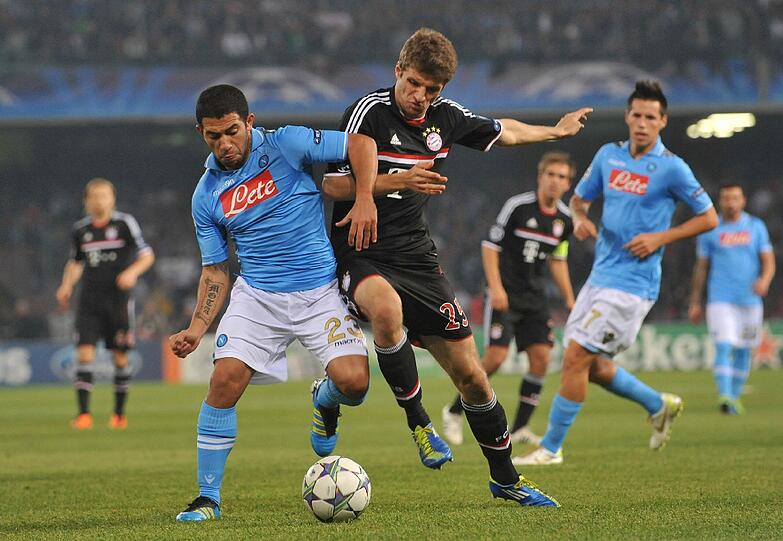 Corriere dello Sport: &bdquo;Große europäische Leistung der Neapolitaner gegen die deutsche Truppe. Mazzarris Spieler haben jedoch nicht nur mit den eigenen taktischen Grenzen und mit der enormen Qualität der Gegner kämpfen müssen, sie haben sich auch mit dem portugiesischen Schiedsrichter auseinandersetzen müssen, der das
Match zutiefst beeinflusst hat.&ldquo;