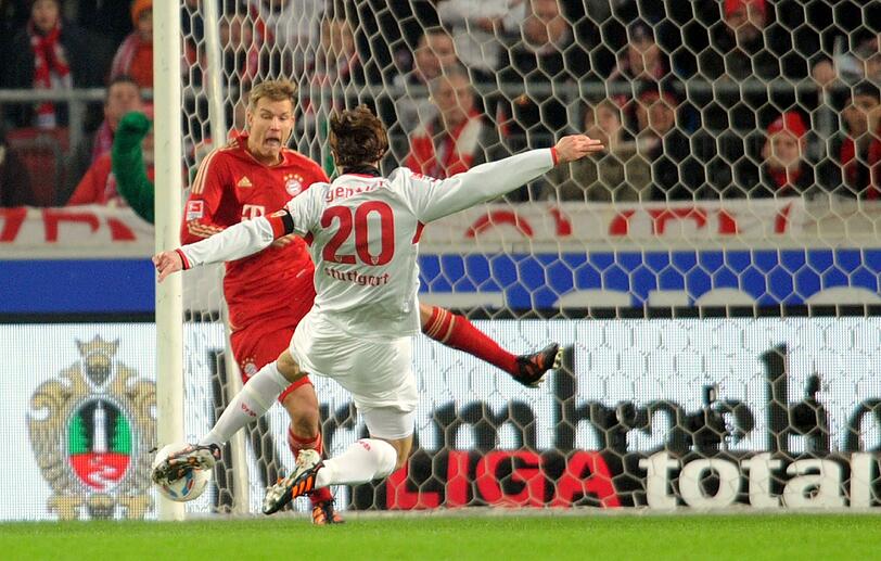 HOLGER BADSTUBER, NOTE 2:
Kluger Spielaufbau, weite Schläge mit links &ndash; meist auf Robbens Seite. Sehr sicher in der Rückwärtsbewegung, zwingend in den Zweikämpfen.