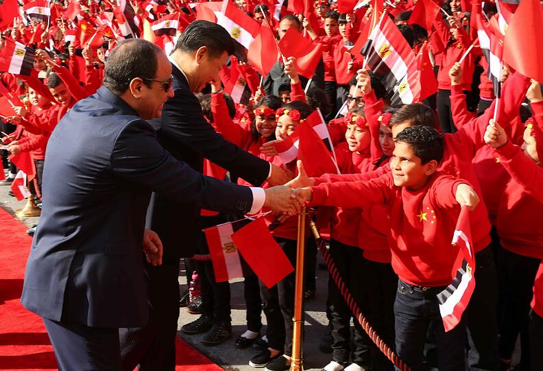 Der chinesische Präsident Xi Jinping weilt zum Staatsbesuch in Ägypten. Hier grüßt ein kleiner Fan ihn und Ägyptens Präsident Abdel Fattah al-Sisi.