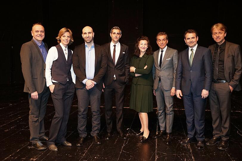 Teilnehmer und Organisatoren der Podiumsdiskussion (v.l.): AZ-Chefredakteur Michael Schilling, Cosima Möller (Parlavent), Psychologe Ahmad Mansour, Moderator Michel Abdollahi, Publizistin Necla Kelek, TV-Moderator Michel Friedman, Imam Benjamin Idriz und Michael Thoss, Geschäftsführer der Allianz-Kulturstiftung.