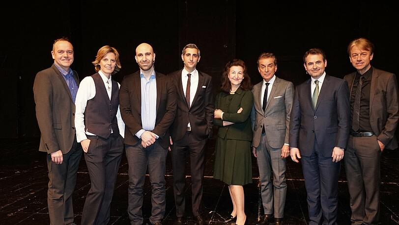 Teilnehmer und Organisatoren der Podiumsdiskussion (v.l.): AZ-Chefredakteur Michael Schilling, Cosima Möller (Parlavent), Psychologe Ahmad Mansour, Moderator Michel Abdollahi, Publizistin Necla Kelek, TV-Moderator Michel Friedman, Imam Benjamin Idriz und Michael Thoss, Geschäftsführer der Allianz-Kulturstiftung. Teilnehmer und Organisatoren der Podiumsdiskussion (v.l.): AZ-Chefredakteur Michael Schilling, Cosima Möller (Parlavent), Psychologe Ahmad Mansour, Moderator Michel Abdollahi, Publizistin Necla Kelek, TV-Moderator Michel Friedman, Imam Benjamin Idriz und Michael Thoss, Geschäftsführer der Allianz-Kulturstiftung.