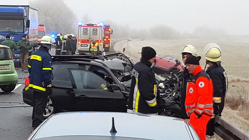 Am Donnerstagmorgen stießen zwei Autos auf einer Bundesstraße frontal zusammen. Beide Fahrer starben noch am Unfallort. Die Bilder des Unfalls.
