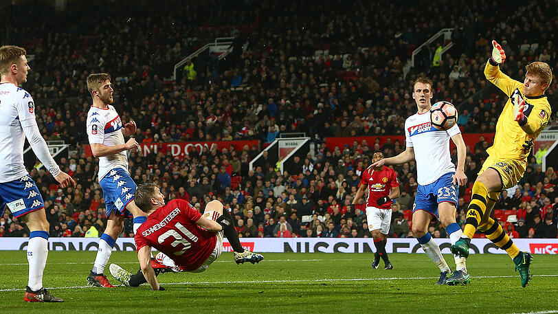 Bastian Schweinsteiger hat bei seinem ersten Startelf-Einsatz seit über einem Jahr für den englischen Rekordmeister Manchester United mit einem Tor und einer Vorlage geglänzt.