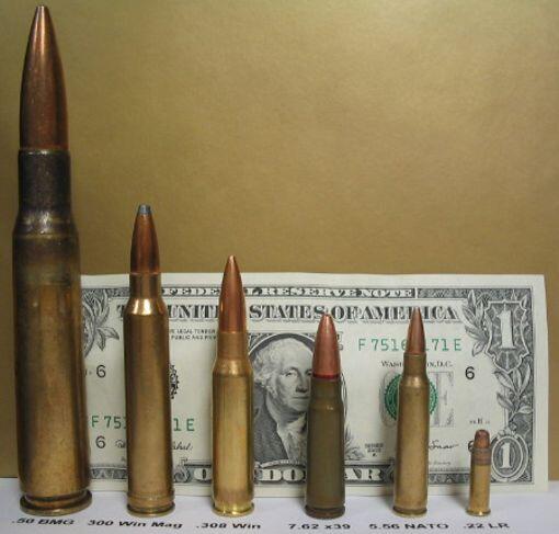 Das gigantische Projektil vom Kaliber .50 BMG (links) wird mit einer Mündungsenergie von 15.200 Joule und einer Mündungsgeschwindigkeit von circa ca. 850 Metern pro Sekunde aus dem Lauf des McMillan Tac-50 geschossen.