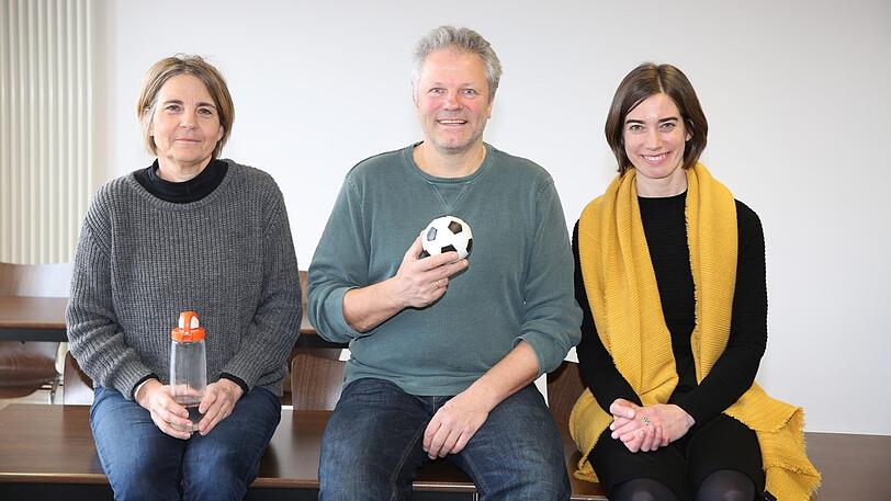 Pia Kraske (links) und Michael Franke von der IG Sport mit Sport-Professorin Stephanie Heinecke von der Fresenius-Hochschule.