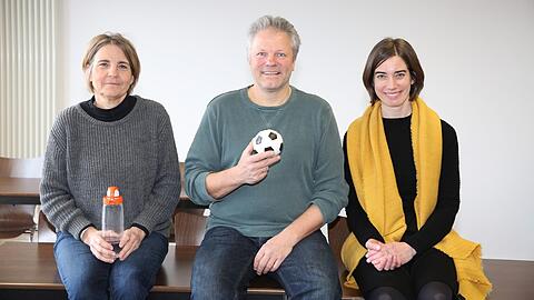 Pia Kraske (links) und Michael Franke von der IG Sport mit Sport-Professorin Stephanie Heinecke von der Fresenius-Hochschule.