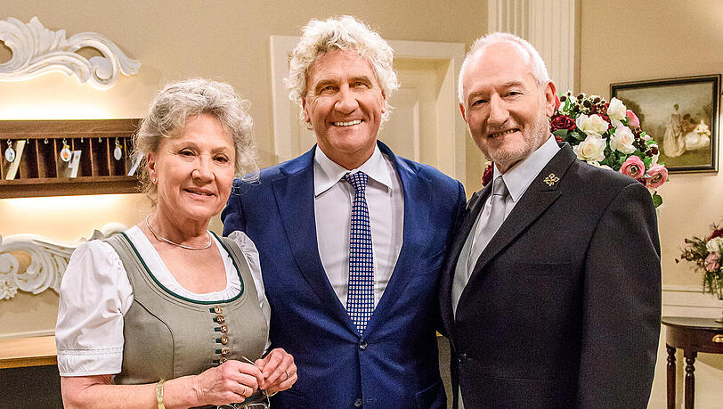 Jean-Marie Pfaff mit den Schauspielern Antje Hagen und Sepp Schauer am "Sturm der Liebe"-Set.
