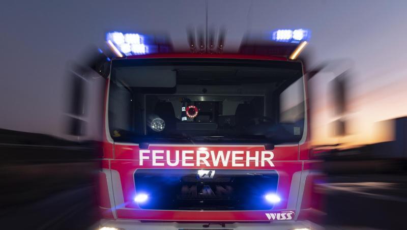 Ein Feuerwehrfahrzeug steht mit eingeschaltetem Blaulicht im Sonnenuntergang auf einer Straße. Foto: Patrick Seeger/dpa Ein Feuerwehrfahrzeug steht mit eingeschaltetem Blaulicht im Sonnenuntergang auf einer Straße. Foto: Patrick Seeger/dpa