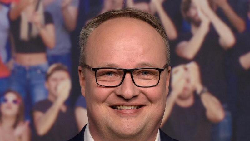 Oliver Welke ist nicht einmal bei WhatsApp. Oliver Welke ist nicht einmal bei WhatsApp.
