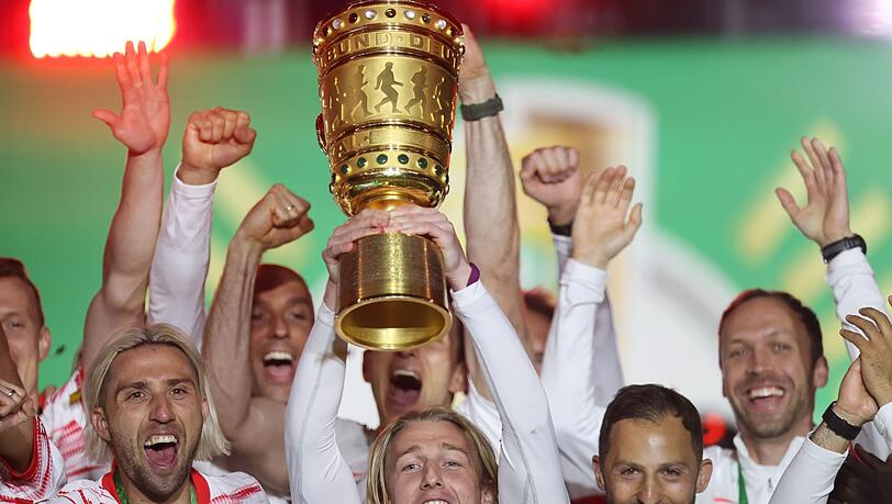 Feierstimmung: Leipzigs Spieler und Coach Domenico Tedesco (r) feiern den Sieg in Berlin.