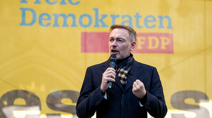 Christian Lindner, Parteivorsitzender der FDP und Spitzenkandidat für die Bundestagswahl, spricht bei einem Wahlkampftermin der FDP auf dem Marienplatz. Die Bundestagswahl findet am 23. Februar statt.