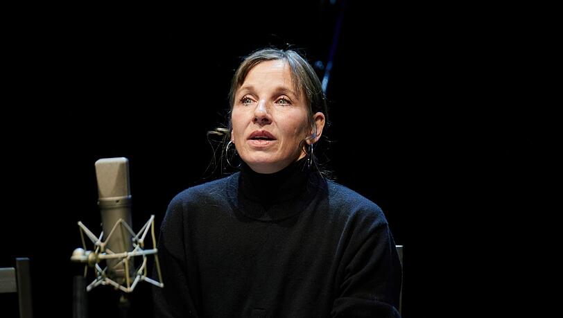Meret Becker als m&ouml;gliche Tochter ist einer der Stars auf der B&uuml;hne.