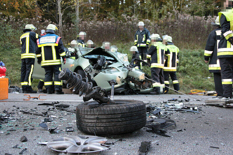 Im Landkreis Mühldorf wurden am späten Montagnachmittag zwei Personen bei einem schweren Verkehrsunfall verletzt.