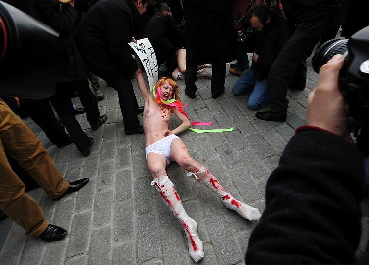Sie haben es wieder getan - diesmal in der Türkei: In Istanbul hat die ukrainische Aktivisten-Gruppe Femen erneut nackt protestiert, um auf die häusliche Gewalt gegen Frauen aufmerksam zu machen - die Bilder.