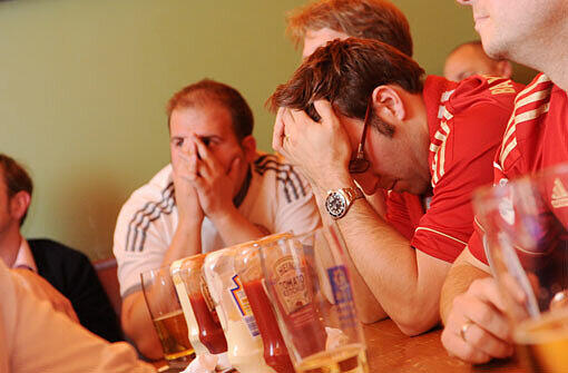 Eine Passantin in Neu-Ulm alarmierte die Polizei, weil sie die Schreie verzweifelter Bayern-Fans mit einer Notsituation verwechselte. (Symbolbild)