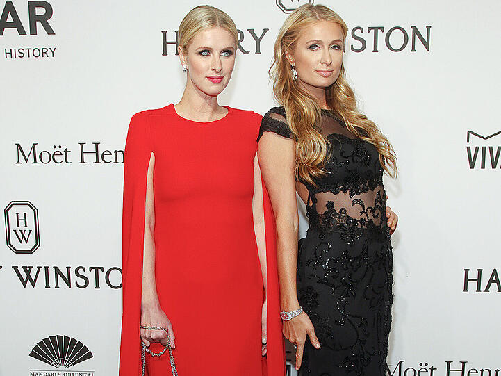 Nicky (l.) und Paris Hilton sind unzertrennlich - wie hier auf der amfAR Gala in New York - natürlich wird Paris ihre Schwester auch auf ihrem Weg zum Traualtar begleiten