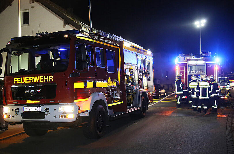 Bilder vom Einsatz in Neumarkt. Der abgestellte Wagen in der Garage brannte vollkommen aus.