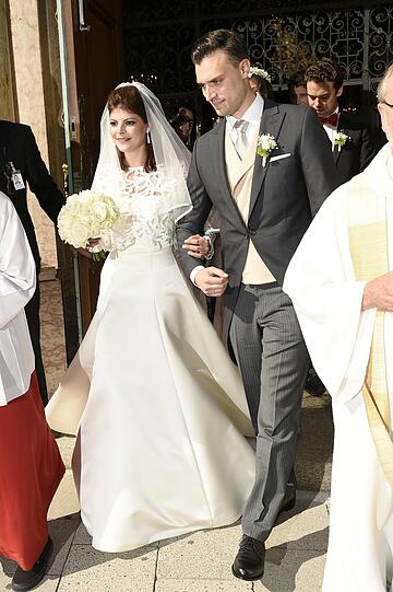 Endlich Mann und Frau: Julia Tewaag und Tobis Frank nach der Trauung in der Dreifaltigkeitskirche.