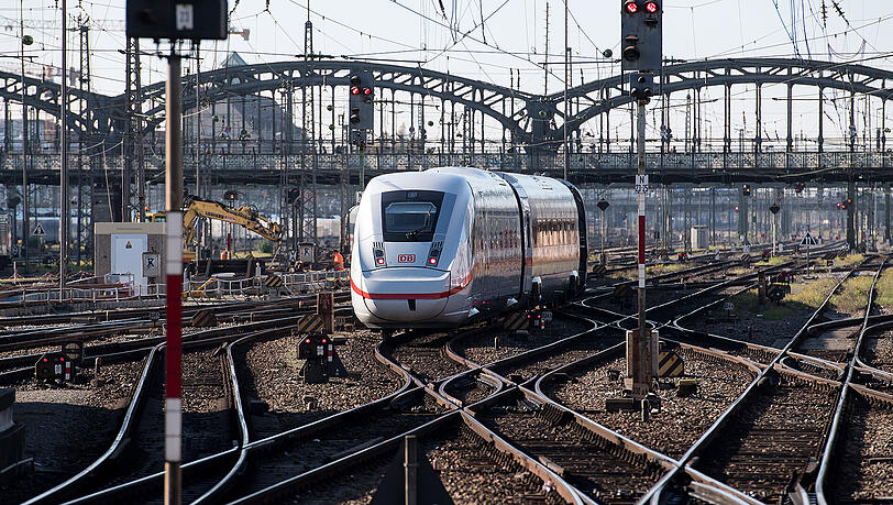 Anstatt in München landete der ICE in einem 2000-Seelen-Dorf. Anstatt in München landete der ICE in einem 2000-Seelen-Dorf.